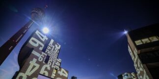 80 Jahre NRW-Landtag: Lichtkunst mit Zitaten Die Illumination soll in der «Woche der Demokratie» jeden Abend zu sehen sein.