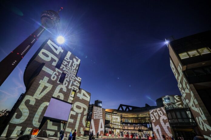 Lichtinszenierung am Düsseldorfer Landtag Die Illumination soll in der «Woche der Demokratie» jeden Abend zu sehen sein.