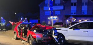 Auto prallt in zwei geparkte Wagen – drei Verletzte Drei Menschen wurden nach dem Unfall schwer verletzt ins Krankenhaus gebracht.