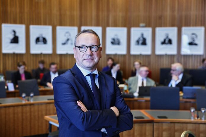 Justizminister Benjamin Limbach (Grüne) Limbach weist Vorwürfe der Opposition scharf zurück. (Archivbild)